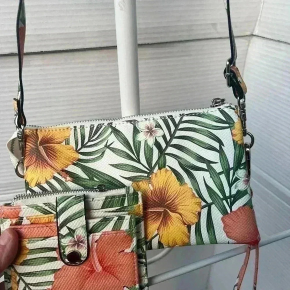 Jen and Co Crossbody Bag with matching wallet and phone wallet - Picture 15 of 16